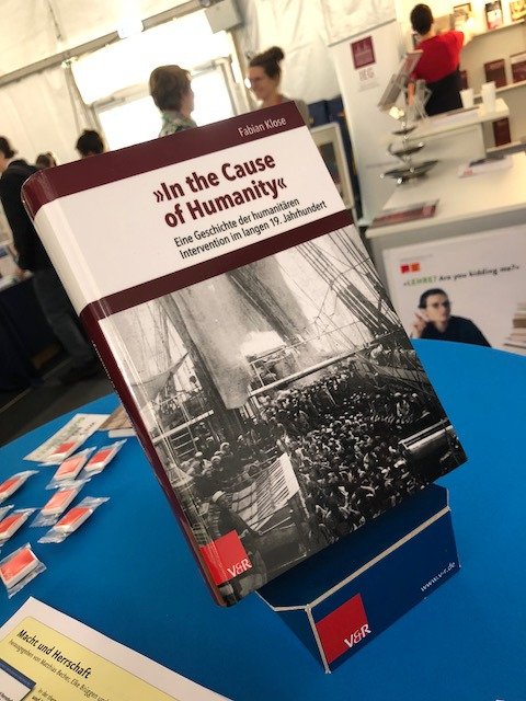 VR_Praxis's tweet image. #Ausgezeichnet – Fabian Klose erhält für »In the Cause of Humanity« den Carl-Erdmann-Preis auf dem #Historikertag 2018 in #Münster! Wir gratulieren unserem Autor! #histtag
Mehr Infos gibt es hier: bit.ly/2OouMEc