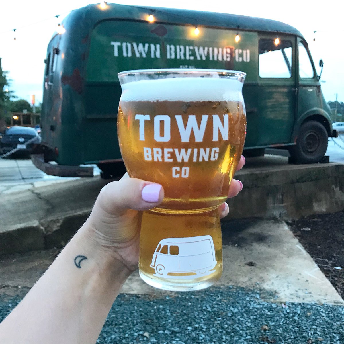 .<a href="/townbrewing/">Town Brewing Co.</a> opens TODAY at 2 p.m.! On the menu you can expect small plates like Patatas Bravas ($4), Cauliflower Gratin ($4), Smoked 1/4 Chicken ($10), plus a Margarita Flatbread ($12), Deviled Eggs ($5) and more. Cheers! 🙏🍺📸: IG - aliciarthomas