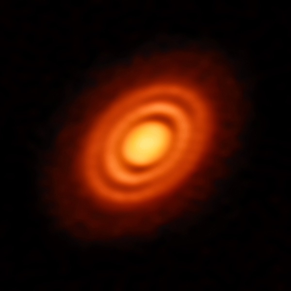 almaobs's tweet photo. #ALMAObservation📡〰✨ “The gaps between the rings” Less gas and dust are detected in these dark holes, which suggests the presence of planets. Astronomers have discovered that these have a similar mass to SATURN! https://t.co/qBfzqw1rdb