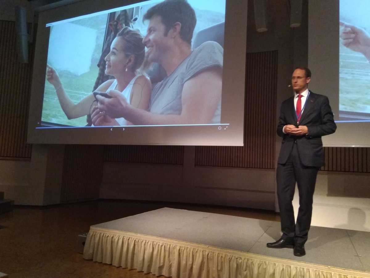 GR_4o's tweet photo. Renato Fasciati zeigt die Strategie zur digitalen Transformation der @rhaetischebahn & daraus abgeleitete Projekte am @DigitalDavos #DDF18 https://t.co/zeghYkjvTG