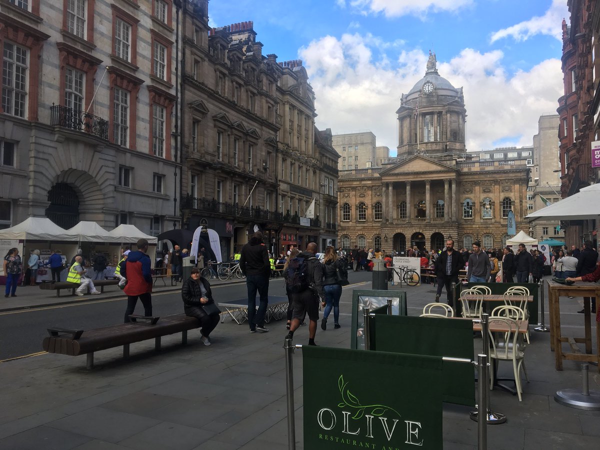 w7gem's tweet photo. Castle Street Celebrations underway, lovely atmosphere 🎉 https://t.co/s57aAre9dr