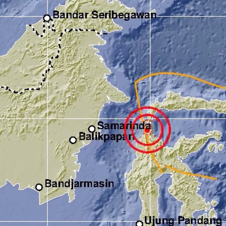 jokowi's tweet photo. Menjelang maghrib tadi, gempa bumi mengguncang wilayah Sulawesi Tengah dan sekitarnya. Saya memantau dan menyiagakan seluruh jajaran pemerintah terkait menghadapi segala kemungkinan pasca gempa bumi.

Semoga saudara-saudara kita di sana tetap tenang dan dalam keadaan selamat. https://t.co/yIdN5byRyC