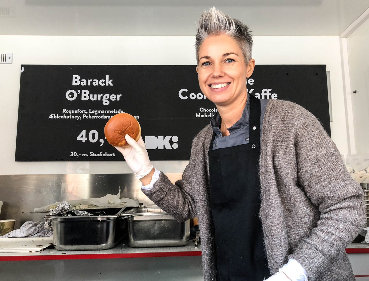 designskolenkd's tweet photo. Barack O'Burgers and lots of happy people. What's not to like?! @RadioVLR @TVSYD @tv2newsdk #designforhope @BarackObama @koldingkommune @businesskolding https://t.co/wnGUO371BN