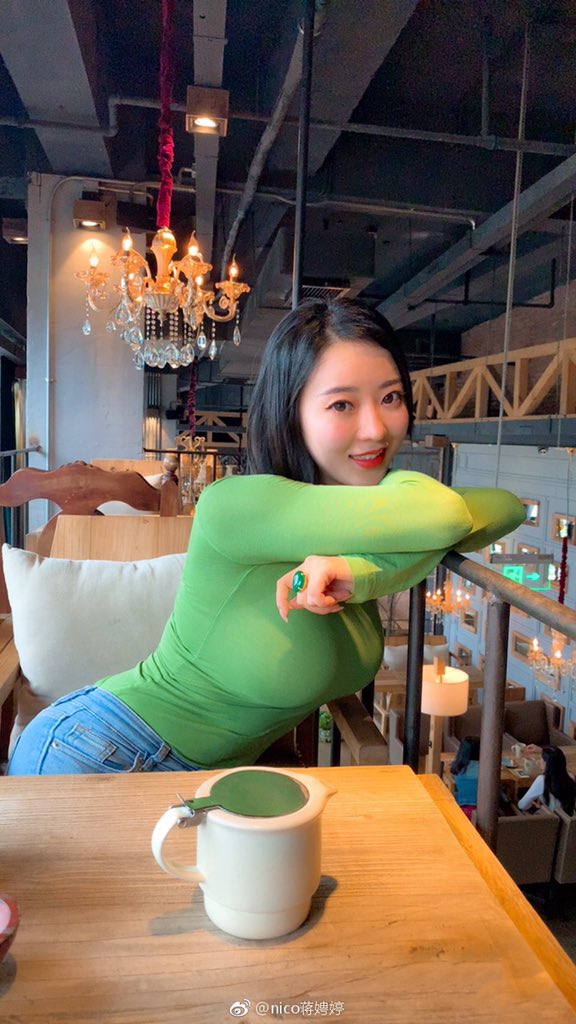 cnsms's tweet photo. 蒋娉婷 胸大腰细臀翘腿长绿衣红唇 https://t.co/gTALDRxqa2