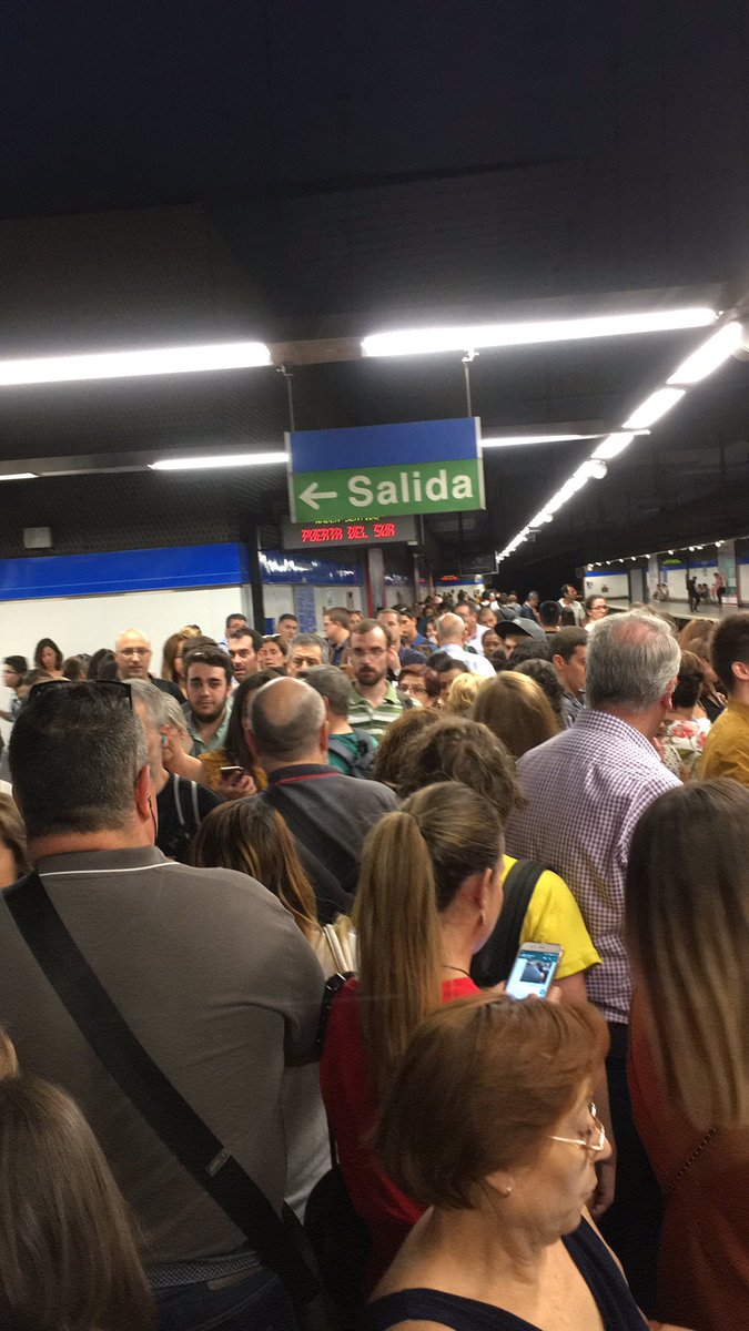 Fernanda_Paez_B's tweet photo. @metro_madrid gracias por estos gratos momentos en los que el metro cierra sus puertas sin dejarnos entrar. Todos los días y q toda hora. Desde la mayor ironía, BUEN TRABAJO! https://t.co/P7FKw918Ru