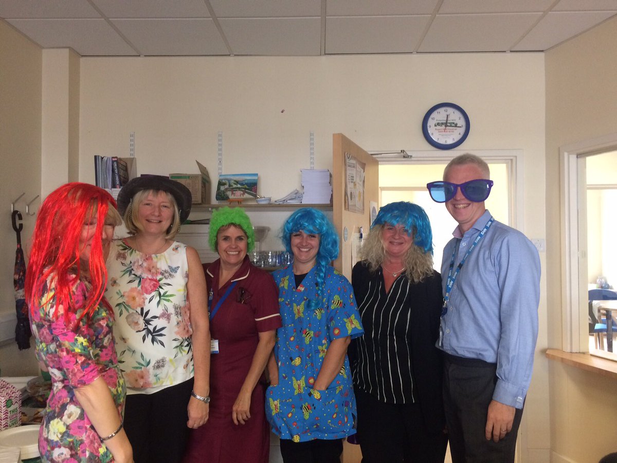 We only popped up to join in #macmillancancersupport lovely cakes and you were all great sports @NHSHarlow thank you #Fridayfunday