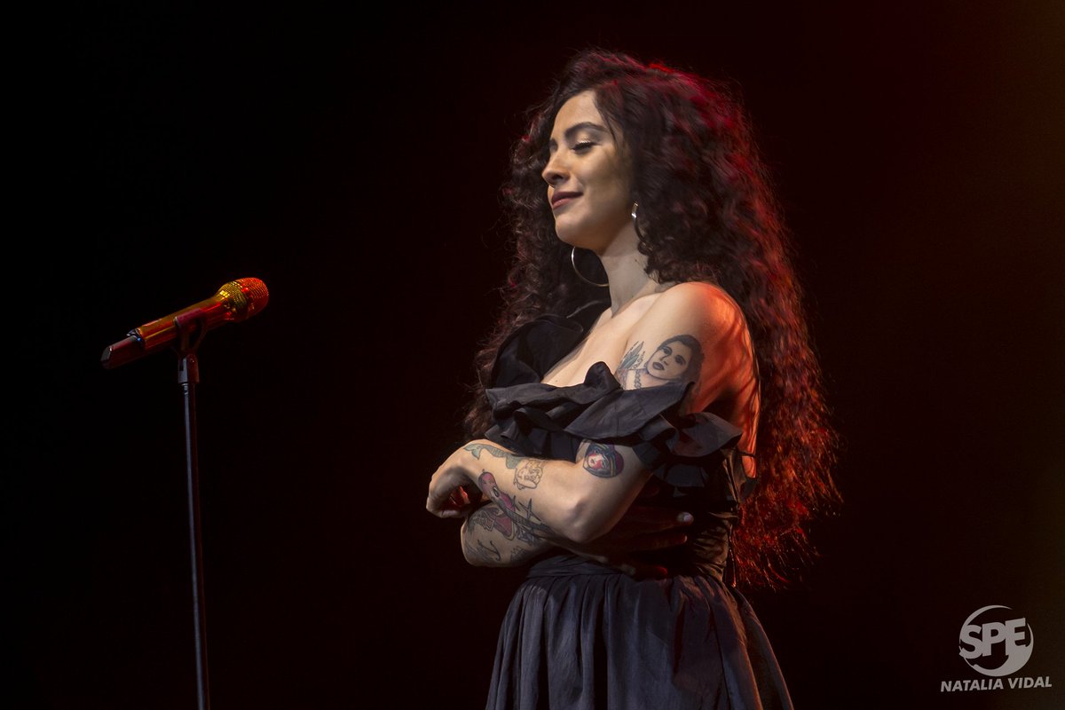 gustrinken's tweet photo. Compartan esta @monlaferte de la suerte para que nunca les falte una sonrisa! https://t.co/RZpZZO9Z5Q