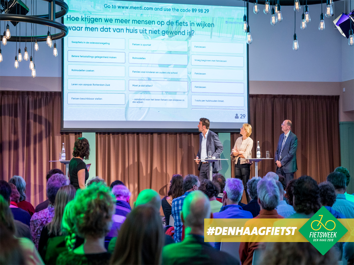 GemeenteDenHaag's tweet photo. Vandaag gaf wethouder @RvanAsten de aftrap voor de Fietsweek. Hij deed dat in het Museum voor Communicatie tijdens het debat โFiets Veilig!โ. Daar discussieerde hij met stakeholders en bewoners aan de hand van pittige stellingen over fietsveiligheid. #Fietsweek #DenHaagFietst https://t.co/JfbtlKbuBm