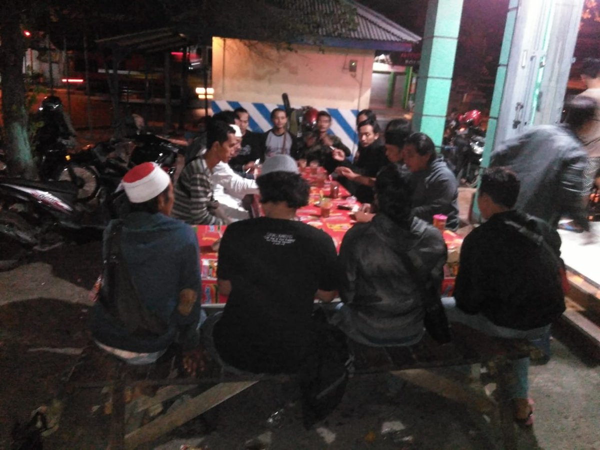 obeh99's tweet photo. Selesai acara, Menu favorit penggiat SC.. sego kucing ..
#SCsept https://t.co/Y6EHZTIdvq
