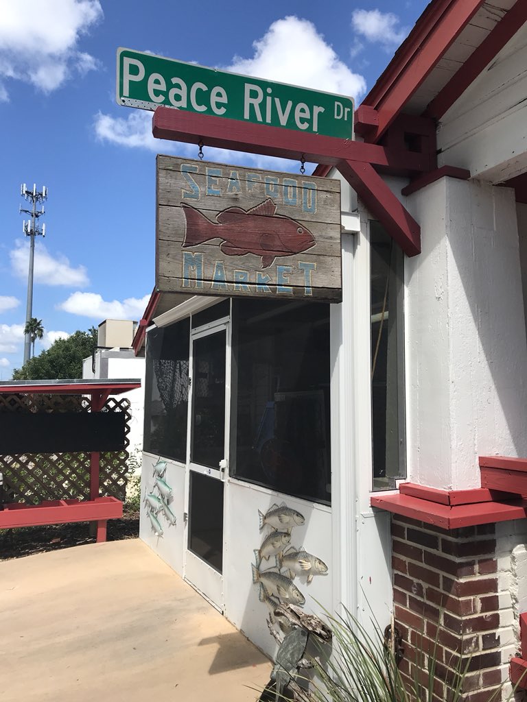 RealPureFlorida's tweet photo. Fresh seafood, anyone? Peace River Seafood in #PuntaGorda serves up a feast for the eyes and stomach. Pictured are blue crabs, shrimp, clams, fried mullet, crab cakes, potatoes and corn. 🦀 🍤 

#bestsideoutside #lovefl #florida #food #foodie #swfl #swflfoodie #yum #boattotable https://t.co/2Q6RTxnLW0