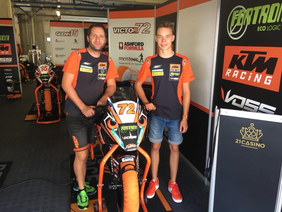 KtmFortron's tweet photo. Een 15e trainingstijd voor Victor Steeman tijdens de eerste dag in Magny Cours. Glenn van Straalen traint als 21e en Ryan Vos als 35e #KTMFortronRacingTeam #Wegrace #WorldSBK #WSS300 #SSP300 #KTMNederland #Ready2Race #RideOrange #RC390R #ArieVosRacing #VugtsReclame #21Casino https://t.co/NndGyWg2u1