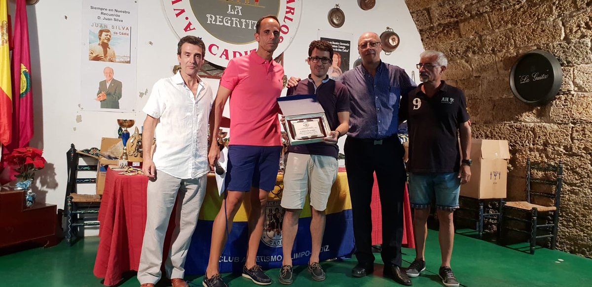 Idelavarga's tweet photo. Mil gracias al @CAOlimpoCadiz por el reconocimiento. En @RadioCadiz siempre hay hueco para otros deportes y para nuestro  #SERCorredor que además se hace gracias a vosotros. Si hay alguien agradecido soy yo por vuestro trato y disponibilidad siempre. https://t.co/dUp3eYKXNK