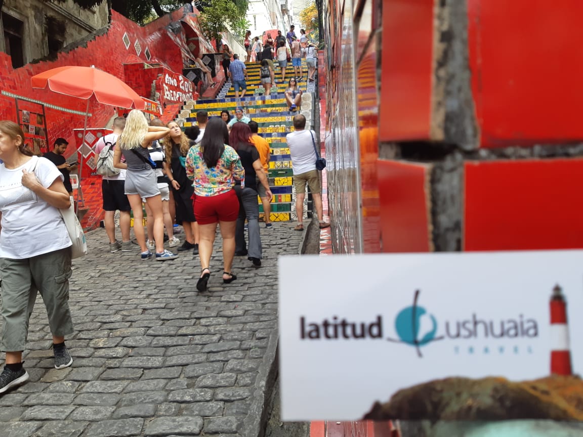 latitudushuaia's tweet photo. La #EscaleraDeSelarón ubicada en #RíodeJaneiro. Conocida internacionalmente por la decoración del artista plástico Jorge Selarón. Tiene 125 metros y está completamente revestida de piezas de cerámica. #Art #Brasil #Turismo #Ushuaia https://t.co/T8VZE0gleX #FinDelMundo #FIT2018 https://t.co/ngaWLu4zbC