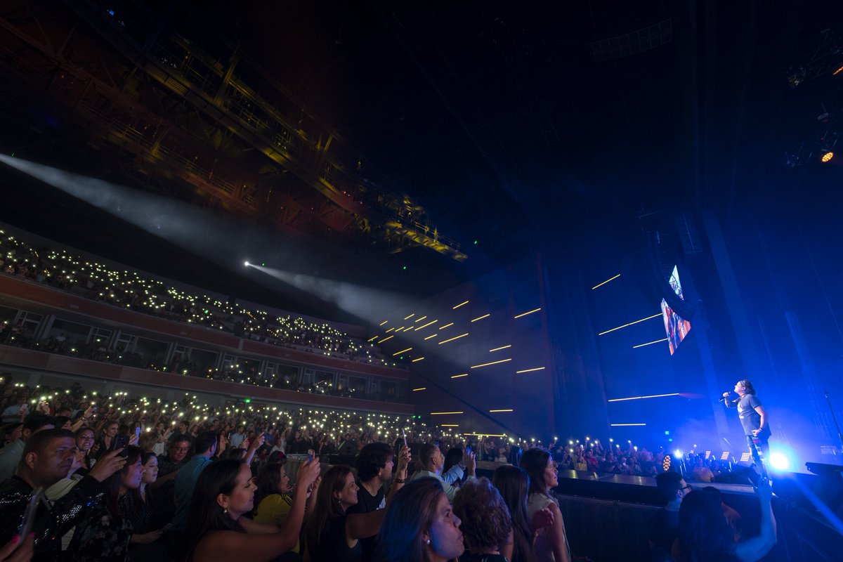 carlosvives's tweet photo. Gracias Houston! Fue un concierto espectacular! Nos vemos en la última fecha del #VivesTourUSA 2018 en Los Ángeles! Los espero en @theforum mañana! #VivesEnHouston #VivesEnLosAngeles #VivesTour #Vives https://t.co/FTfD23HsIl