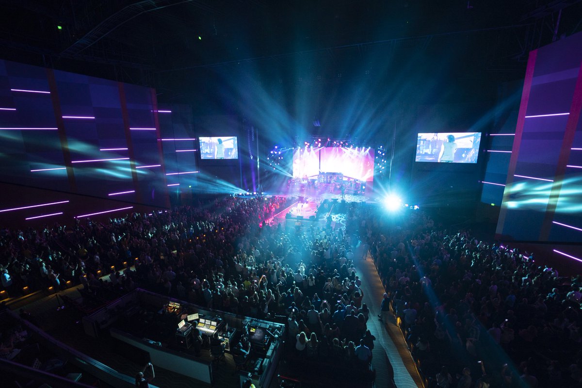 carlosvives's tweet photo. Gracias Houston! Fue un concierto espectacular! Nos vemos en la última fecha del #VivesTourUSA 2018 en Los Ángeles! Los espero en @theforum mañana! #VivesEnHouston #VivesEnLosAngeles #VivesTour #Vives https://t.co/FTfD23HsIl