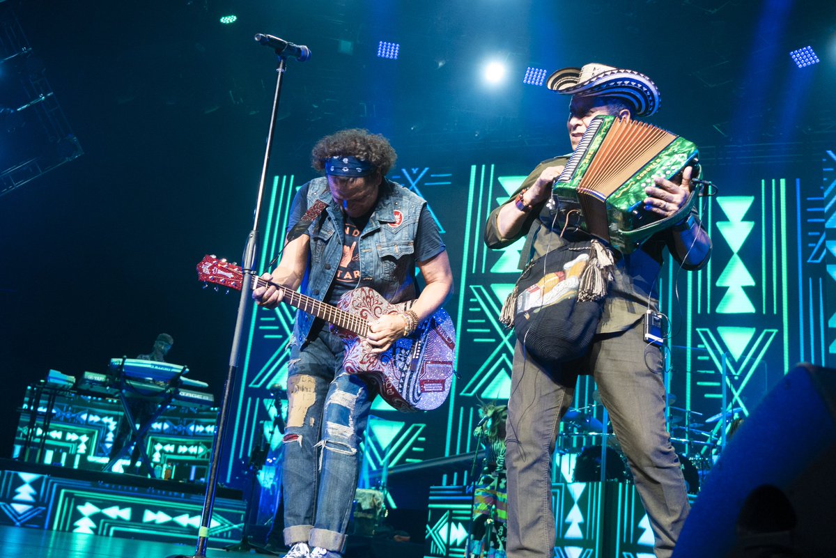 carlosvives's tweet photo. Gracias Houston! Fue un concierto espectacular! Nos vemos en la última fecha del #VivesTourUSA 2018 en Los Ángeles! Los espero en @theforum mañana! #VivesEnHouston #VivesEnLosAngeles #VivesTour #Vives https://t.co/FTfD23HsIl