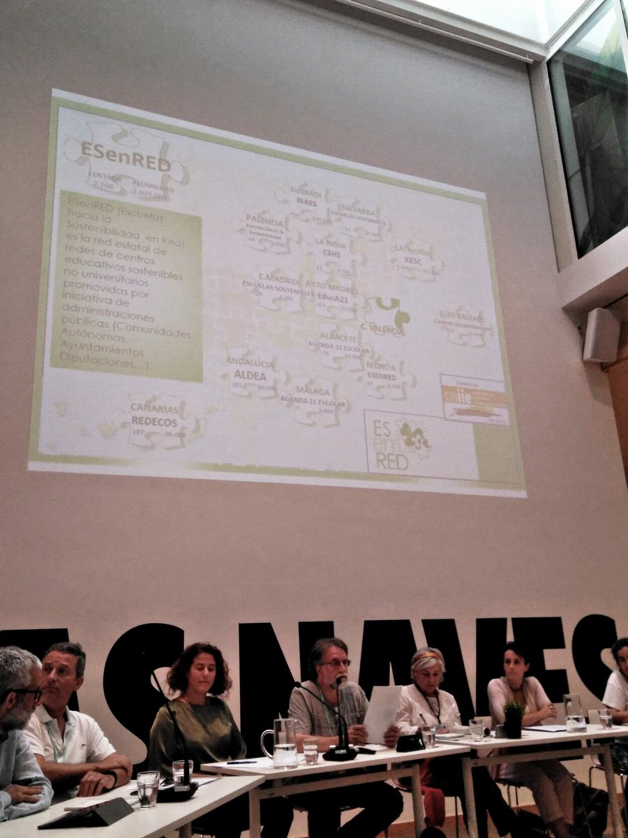 josemanugb's tweet photo. #EducaciónAmbiental
Presentando @esenred21 en #VJEACV. Red de redes de escuelas hacia la sostenibilidad impulsadas por instituciones públicas. 2.500 centros, más de un millón de estudiantes, 14 redes, la #Confint los #Simposio2018 , etc.
Foto de @volambientimes https://t.co/Br0BXzOkif