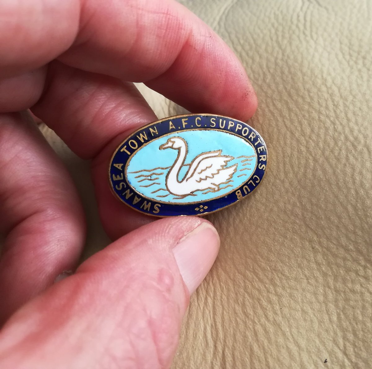 tonyhallettme's tweet photo. From my dad's bottom draw! Not sure of age. Nice though. #swansofficial #swansinfo https://t.co/RRe3vNtKsW