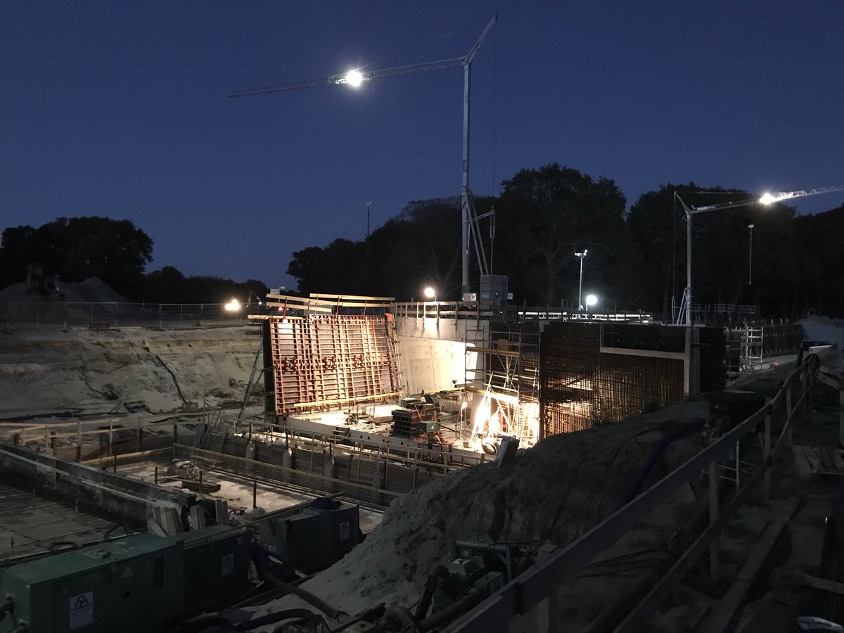phsnijders's tweet photo. De buren van FLOOW zijn ook vanavond weer onverminderd druk aan het werk om de N34 op tijd gereed te hebben #respect #tunnel @GrooteScheere https://t.co/NfQp4sM6QY