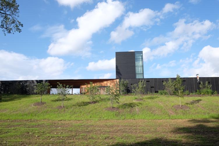 "The passage’s compression beautifully sets up the Discovery Center’s dramatic reveal of the water beyond its walls – a surprise and delight to behold." @ashleyjhahn <a href="/PlanPhilly/">PlanPhilly</a> <a href="/DIGSAU/">DIGSAU</a> @AudubonPA <a href="/OutwardBoundPHL/">OutwardBound PHL</a> #CivicCommonsUS #Philadelphia #design planphilly.com/eyesonthestree…