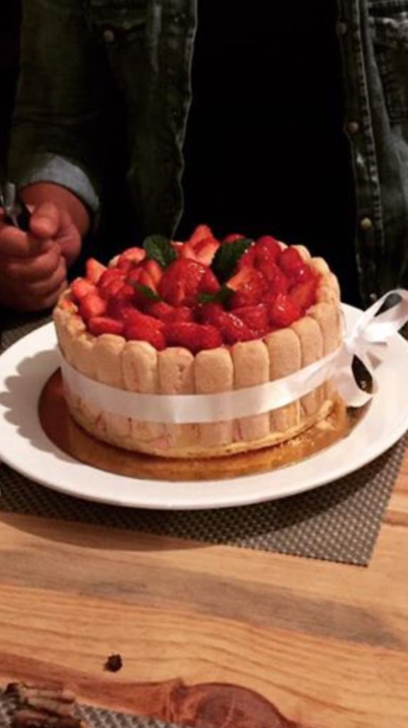 Tennesseeivato's tweet photo. Le #tennesseeloungeivato vois accompagne dans vos #évenements #personnel &amp; #professionnel .. 🍸🎉😋👌happy birthday Kwan nos meilleurs voeux &amp; merci de nous avoir choisi 😊#birthday #birthdaycake #pastry #patisserie #event #strawberry #fraises #entremets #goodmoment #eatingout https://t.co/O8WwnmknDD