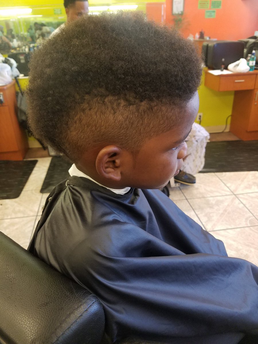 YoungDr3zzy's tweet photo. Got Lil man right๐โ#clippermagic #mohawkcuts #buttakutz #lauderhillbarber #browardbarber #dadebarber #southfloridabarber #barberlove #barberlife #barbercreativity https://t.co/K1yezPwfF2