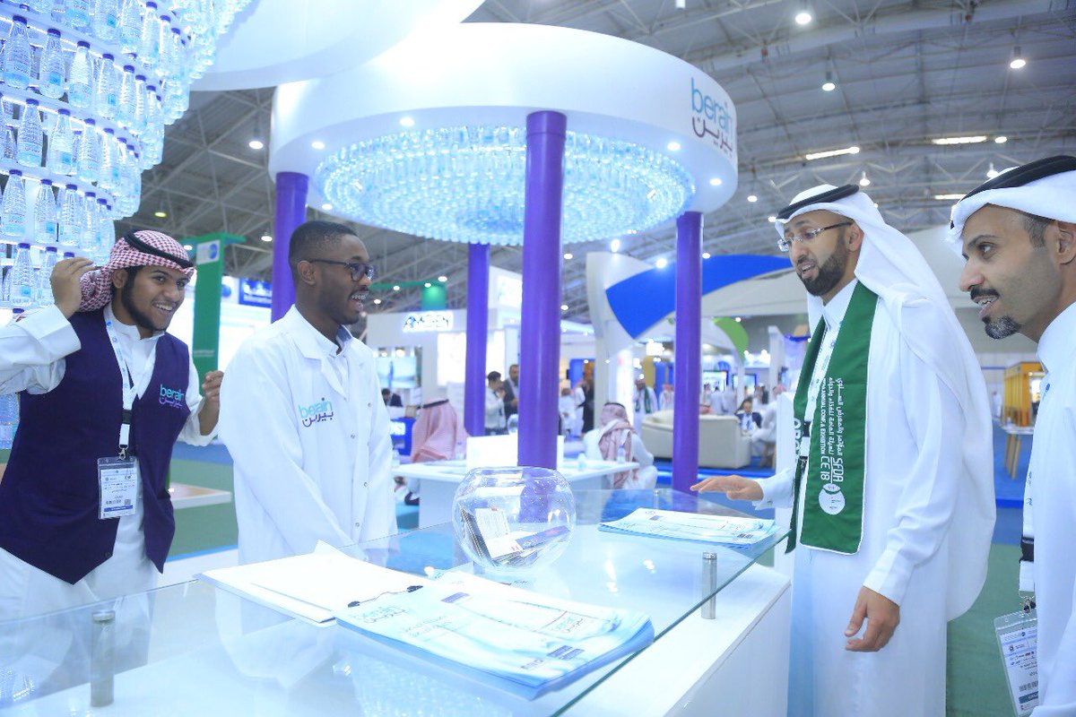 Berain_water's tweet photo. جانب من زيارة الرئيس التنفيذي للهيئة العامة للغذاء والدواء د هشام الجضعي لمنصة بيرين في معرض #SFDAC18 https://t.co/5lfWyo1RYv