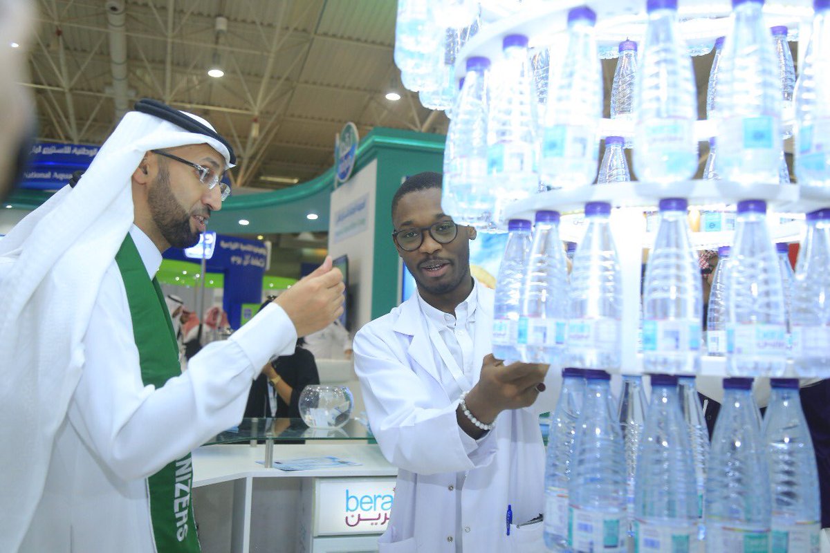 Berain_water's tweet photo. جانب من زيارة الرئيس التنفيذي للهيئة العامة للغذاء والدواء د هشام الجضعي لمنصة بيرين في معرض #SFDAC18 https://t.co/5lfWyo1RYv