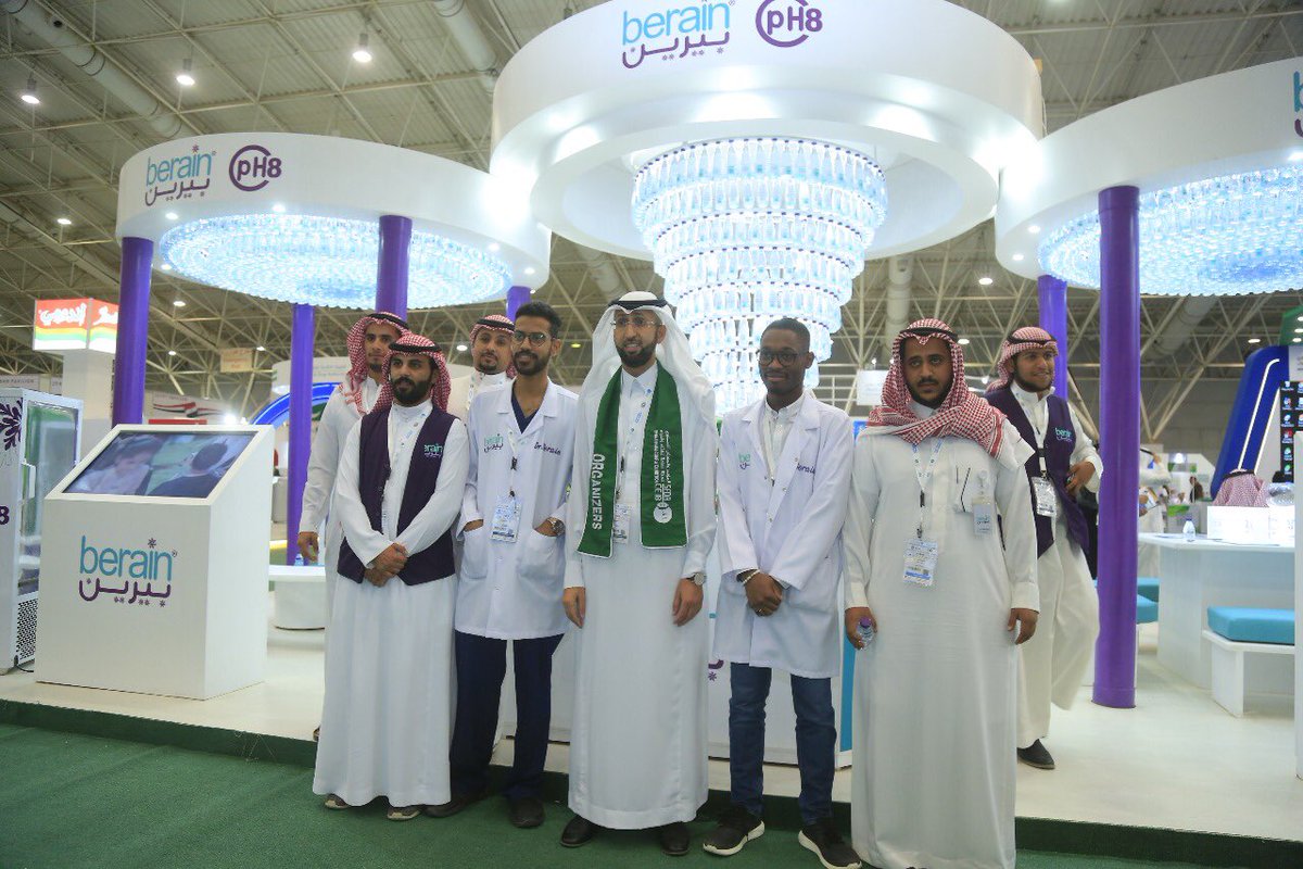 Berain_water's tweet photo. جانب من زيارة الرئيس التنفيذي للهيئة العامة للغذاء والدواء د هشام الجضعي لمنصة بيرين في معرض #SFDAC18 https://t.co/5lfWyo1RYv