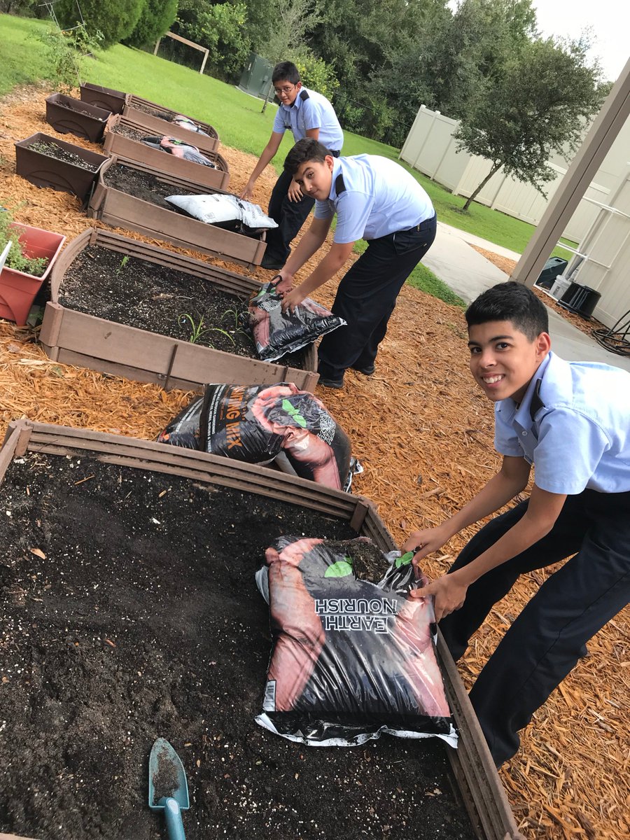 smaprep's tweet photo. Master Gardeners from Univ of FL ext svcs, supported SMA-MAJ Walker's teams in launching this year's #SMAPrep garden. Planted: mini carrots, Black Spanish radishes, White Icicle radishes, arugula, kale, corn, beans lettuce, watermelon, bok choy, & herbs. #ourSMA #LearningInAction https://t.co/sZFuw7HiIy