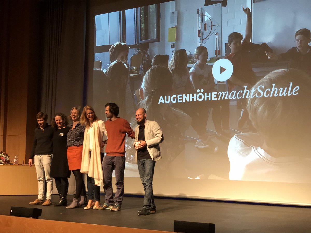 Saugeil!
#Danke an die #Macher des #Films und die #mutigen #Menschen, die #Bildung nicht nur anders denken sondern anders machen! #augenhöhe macht #schule!
Bleibt nur die #Frage: wie rollen wir das jetzt aus in dieser #Welt?