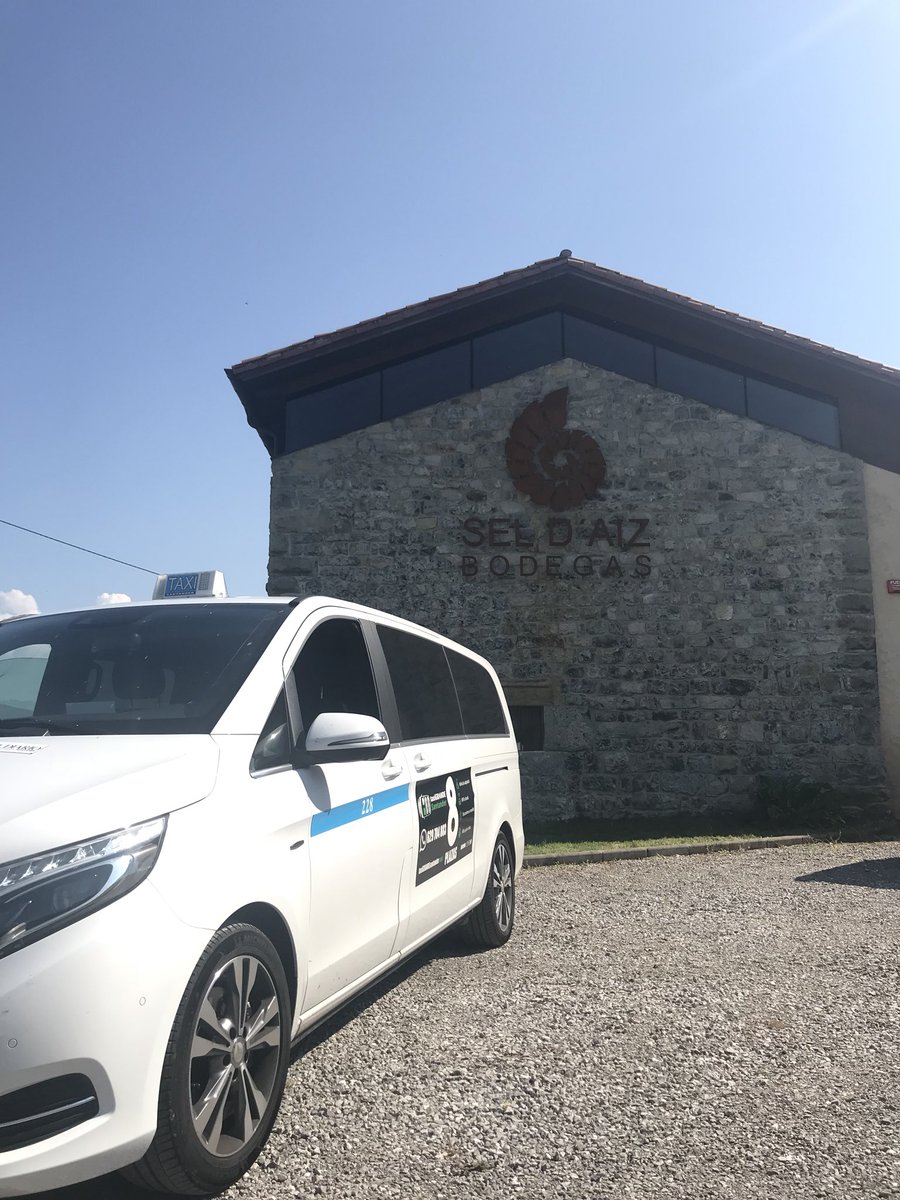 Taxi_Santander's tweet photo. Quien dijo que en #Cantabria no hay enoturistas? Conocer tu territorio para ofrecer lo mejor a tus clientes. Siempre con #taxiGrande #Mercedes #8plazas @BodegasSelDAiz una experiencia que todos han de vivir. #castilloPedroso #graciasMiriamAsier https://t.co/712YUiiXXb