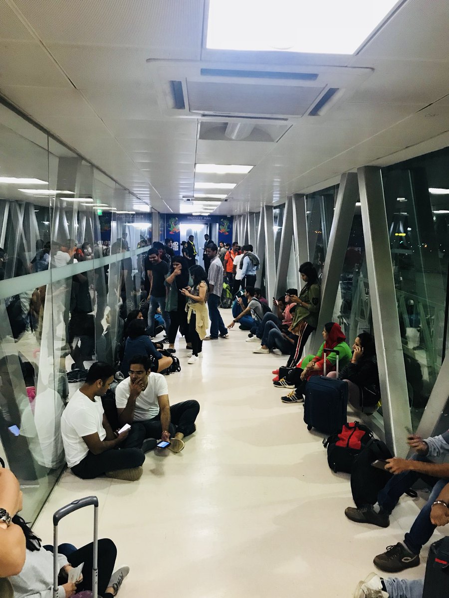 IamDarshan_MM's tweet photo. This is how the boarding is done!!! Shame on you @AirAsia !! No respect to customers !!! @tonyfernandes : what the fck is this @Anoop_Melgiri @ShrivatsMelgiri please share your thoughts!! https://t.co/Tl0faCsYdT