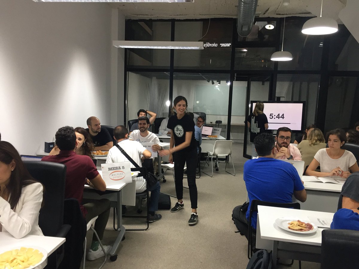 KeepCoding_'s tweet photo. Speed-nedworking time y catering time. 🎉 #closingkc https://t.co/ApnORjgRdJ