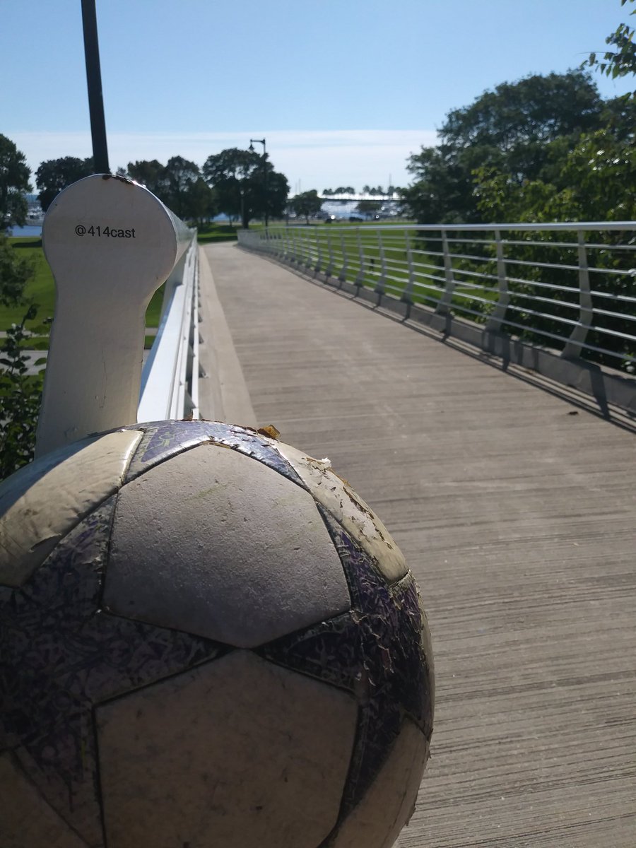 414cast's tweet photo. β½ FINALLY #juggled across the #milwaukee #bradystreetbridge !! It took 123 juggles, ball didn't touch ground once!! Who can dare try and actually do the #Queensbridge #Challenge ? #soccer #football #futbol #414cast https://t.co/Hx5iuRgCnc