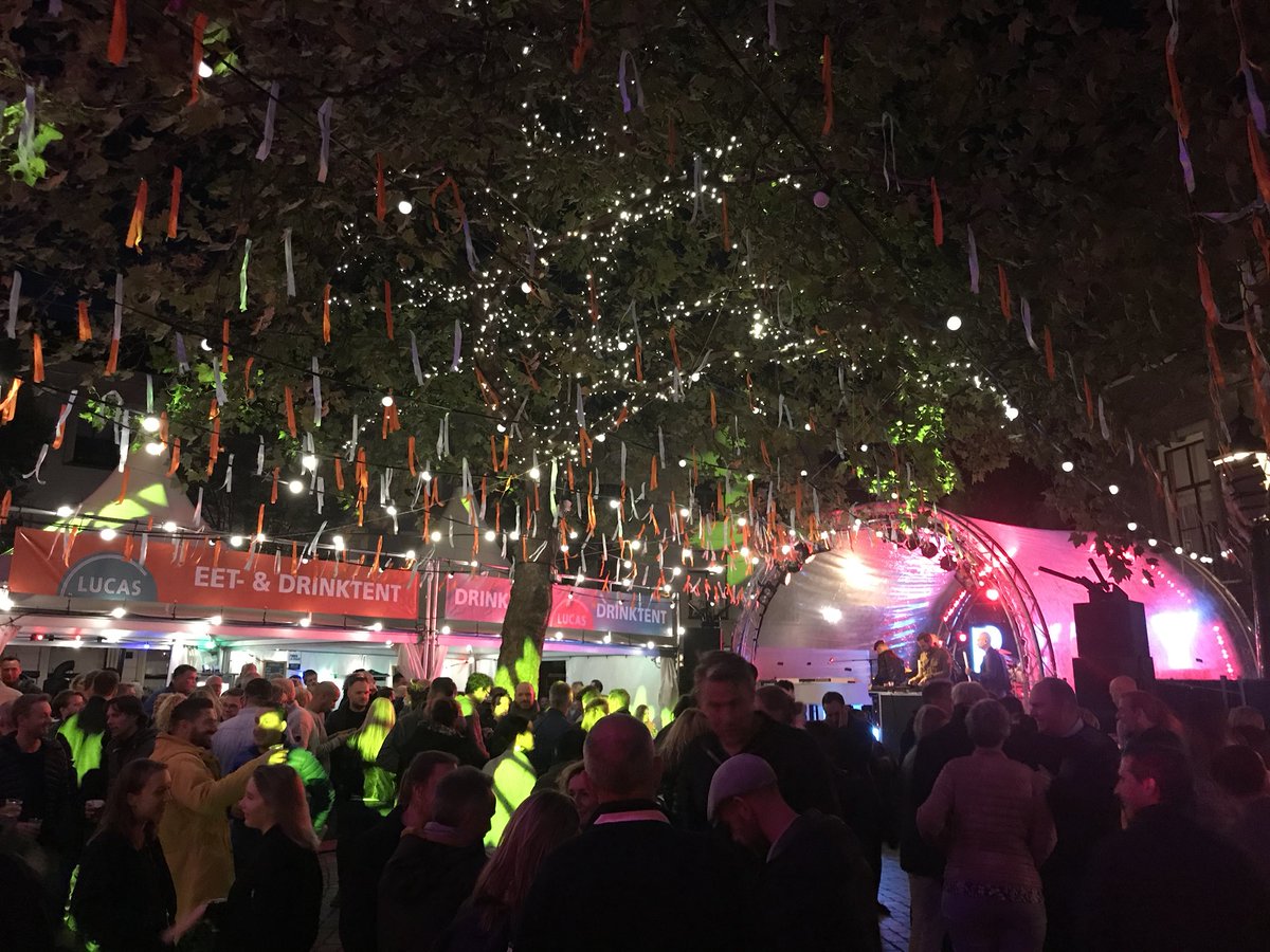 _ditistwee's tweet photo. Ook op de #grotemarkt bij #lucasdrinkwinkel loopt het langzaam vol. @Brandersfeesten #Schiedam #livemuziek #live #SchieTV en #SchieFM https://t.co/0MtxkEKnaP