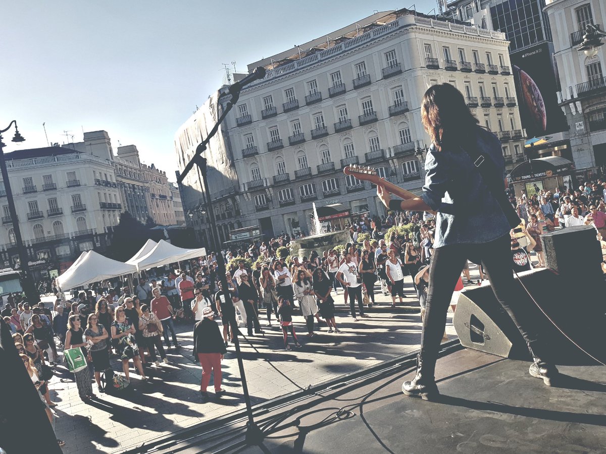 musichunters_es's tweet photo. ¡ @SenorNadye animó la Puerta del Sol como "nadye" esta tarde en el evento de #ActuaMadrid de @La_SER ! ¡Qué ambientazo, Madrid! ¡Recordad que presentan #CuandoTodoExplote en @ConciertosCoper el 12 de octubre junto a @GoteleBand ! Todo el mundo a @wegowES 😁 https://t.co/EFM0IP6B7F