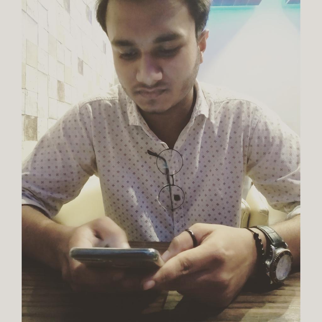 fahir_sh's tweet photo. কার সাথে চ্যাটিং কর��েছিলাম মনে নাই😜😜
📸©Mr and Mrs NisHad💙 https://t.co/OP3IAj2GqS