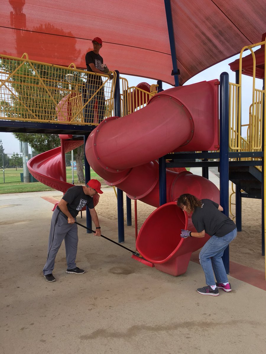 dannycraig's tweet photo. Doing our part at the sports park in the @CityofTustin for @Stantec in the Community Week with offices around the globe doing local service projects. #StantecTogether #StantecProud https://t.co/PRsFFXaFSL
