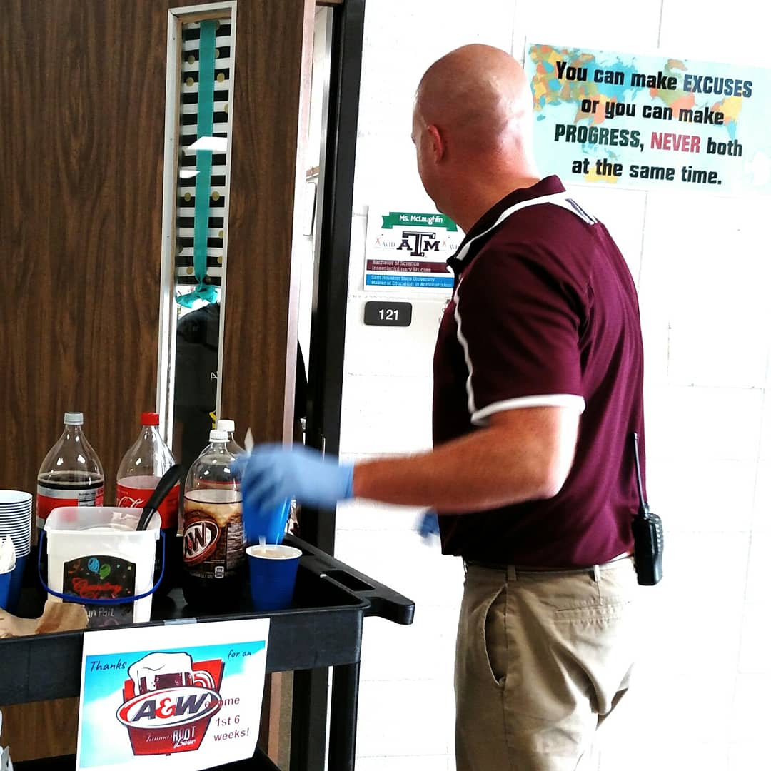 tygercope's tweet photo. Rootbeer Float surprise from our principal Josh Symank @oakwoodintermediate saying "thank you for a great six weeks" #owstrong #greatadmin #csisdchat https://t.co/3NdvCgebXt