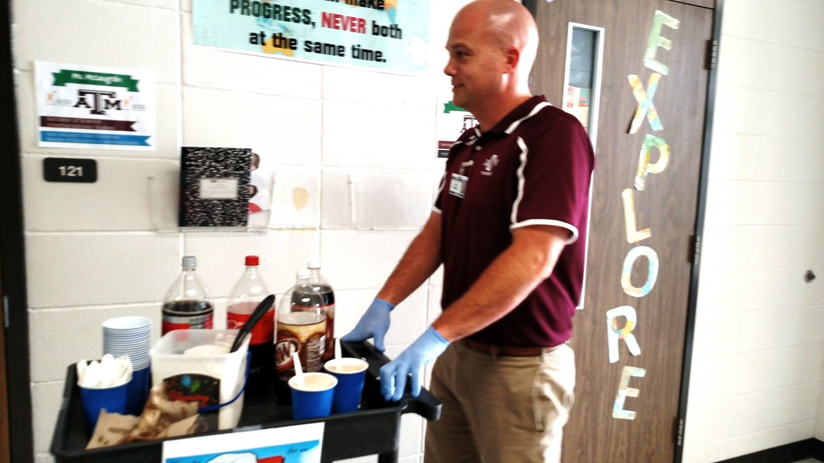 tygercope's tweet photo. Rootbeer Float surprise from our principal Josh Symank @oakwoodintermediate saying "thank you for a great six weeks" #owstrong #greatadmin #csisdchat https://t.co/3NdvCgebXt