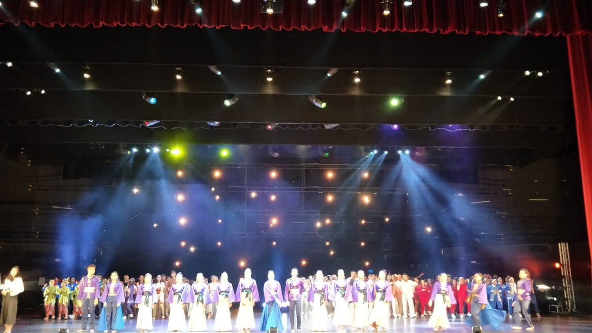 ITECollegeWest's tweet photo. ITE Dance Emblazon 2018 presenting to you West Styles Districts, Artistari Gentari and Korean Dance Wave!!!
#itecw #itedanceemblazon2018 https://t.co/jDJTPHOGQD