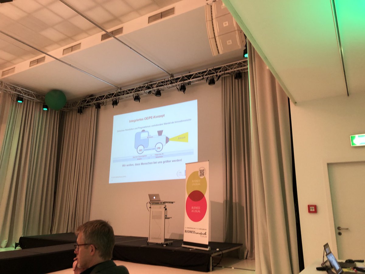 IT_Digital_AC's tweet photo. Spannender Vortrag von @mydz über die Anforderungen an LehrerInnen in einer sich ständig verändernden Welt. Wir wollen, dass Menschen wachsen können. #systemisch #personalentwicklung #buf18 https://t.co/5aLFKKz8WD