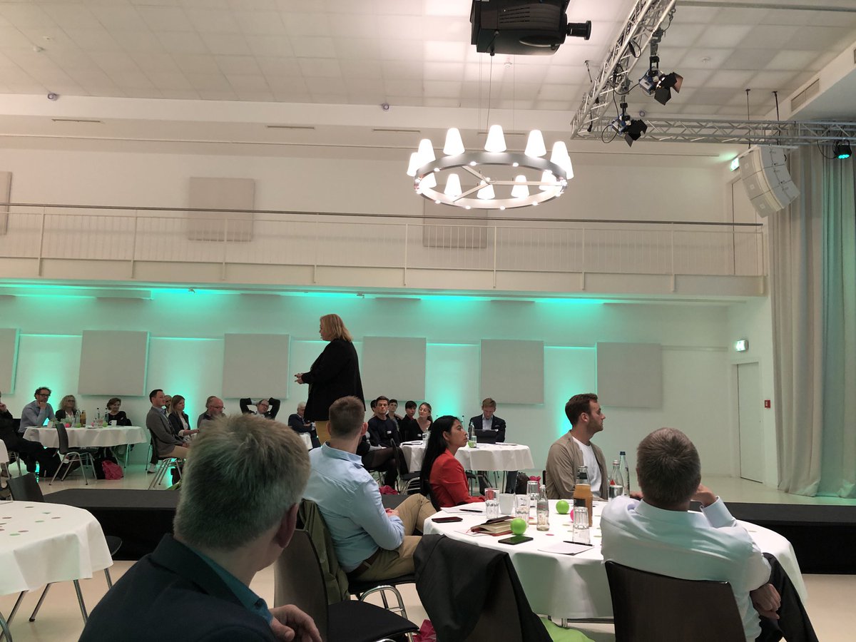 IT_Digital_AC's tweet photo. Spannender Vortrag von @mydz über die Anforderungen an LehrerInnen in einer sich ständig verändernden Welt. Wir wollen, dass Menschen wachsen können. #systemisch #personalentwicklung #buf18 https://t.co/5aLFKKz8WD