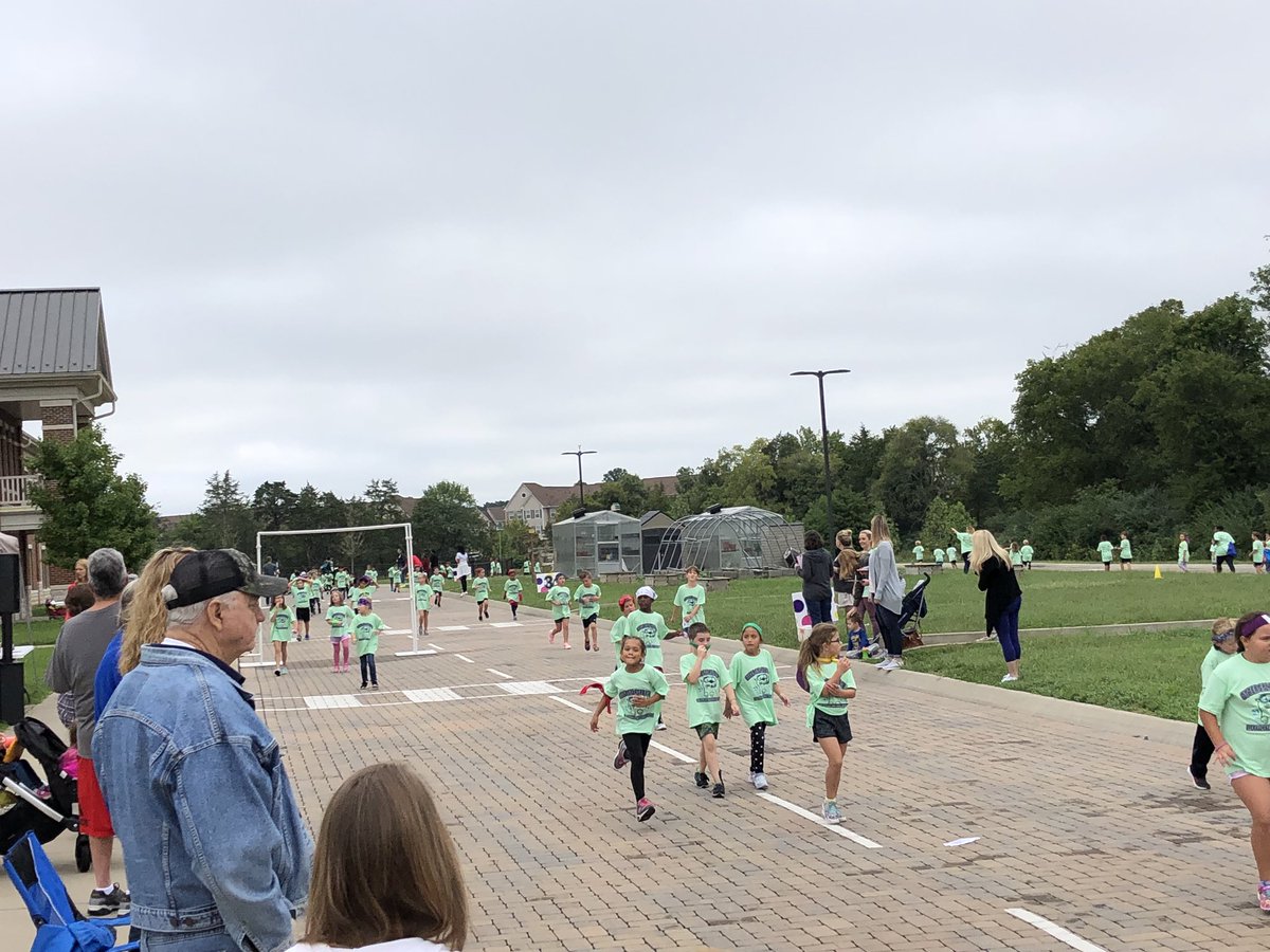 OverallCreek's tweet photo. Otter Splash Dash, 2nd graders are the first to dive in! #osd18 https://t.co/BnLKpbjLzW