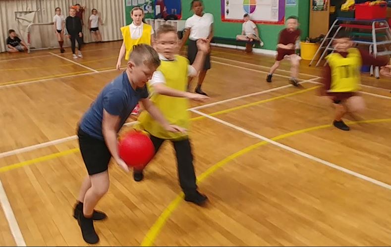 StMargaretsJoh1's tweet photo. A different ball game for #football crazy P6 who have adapted their skills to play #GaelicFootball, #BeActive and learn about #Ireland for European School Sports Day #ESSD #ESSD2018 #ESSDsco @officialgaa #EuropeanWeekOfSport @sportscotland https://t.co/FKvqjELw7F