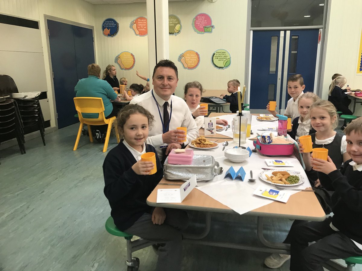 AMBERLEYPRIMARY's tweet photo. Top Table today! Chosen for excellent behaviour this week. Well done! 👍😋🍽 #rolemodels #rewardinggoodbehaviour https://t.co/FFSOf1OYAU
