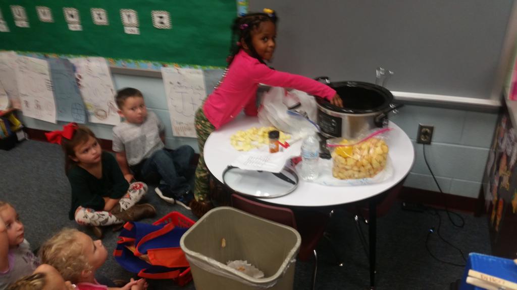 AprilReny1's tweet photo. Ending our Apple unit by making Crock Pot Applesauce. #iamcucps #ccesdukes https://t.co/grDCTECWX5