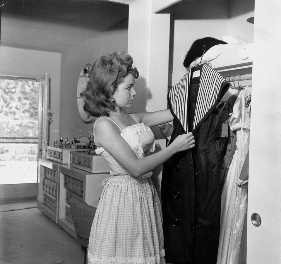 AnnetteFunich's tweet image. Are vertical shoulder stripes “in” right now?