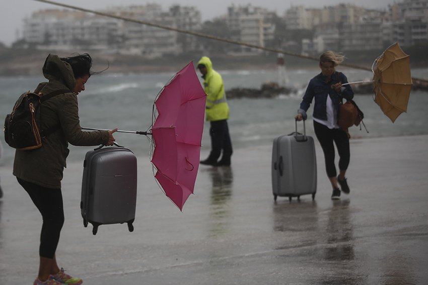 YannisKolesidis's tweet photo. Greece's civil #protection services announced that authorities are on full #alert ahead of the arrival of a #tropical-like #cyclone expected in the next few hours as they warned the public to expect strong #winds with heavy #rain and #storms. #Greece @YannisKolesidis https://t.co/59AS5mvGOb